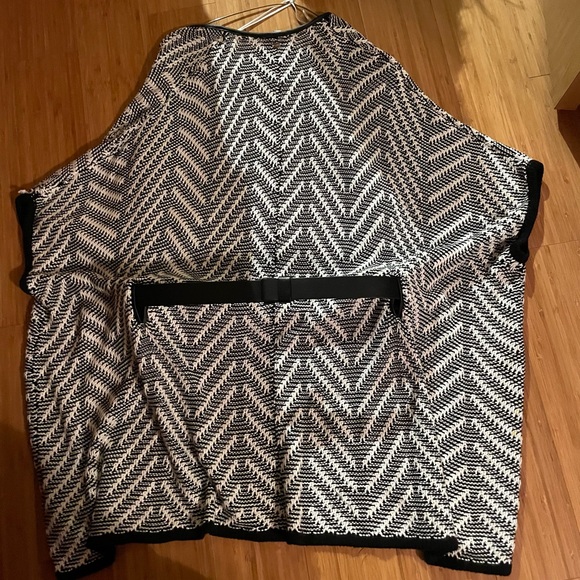 GUESS.   M/L Poncho Sweater  Black/White - Picture 2 of 4